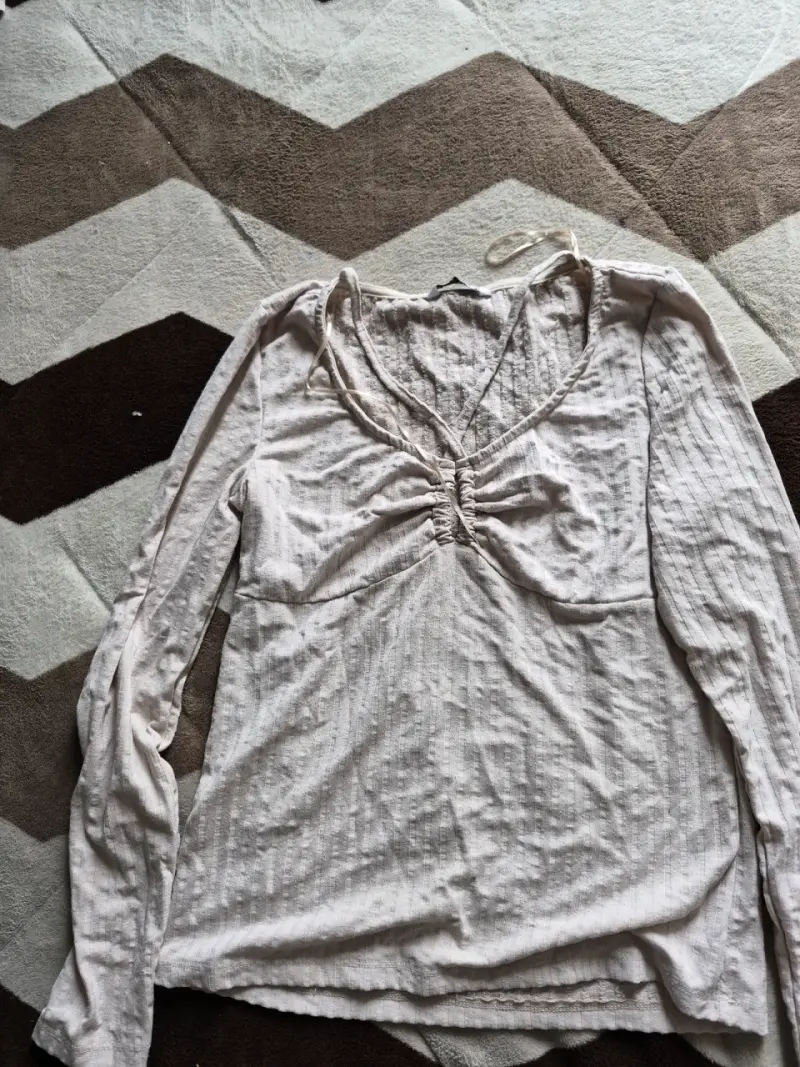 Blusa manga larga beige con detalle fruncido