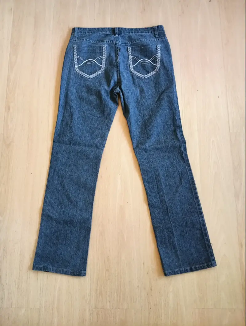 Jeans de mujer con bordado en bolsillos - 1