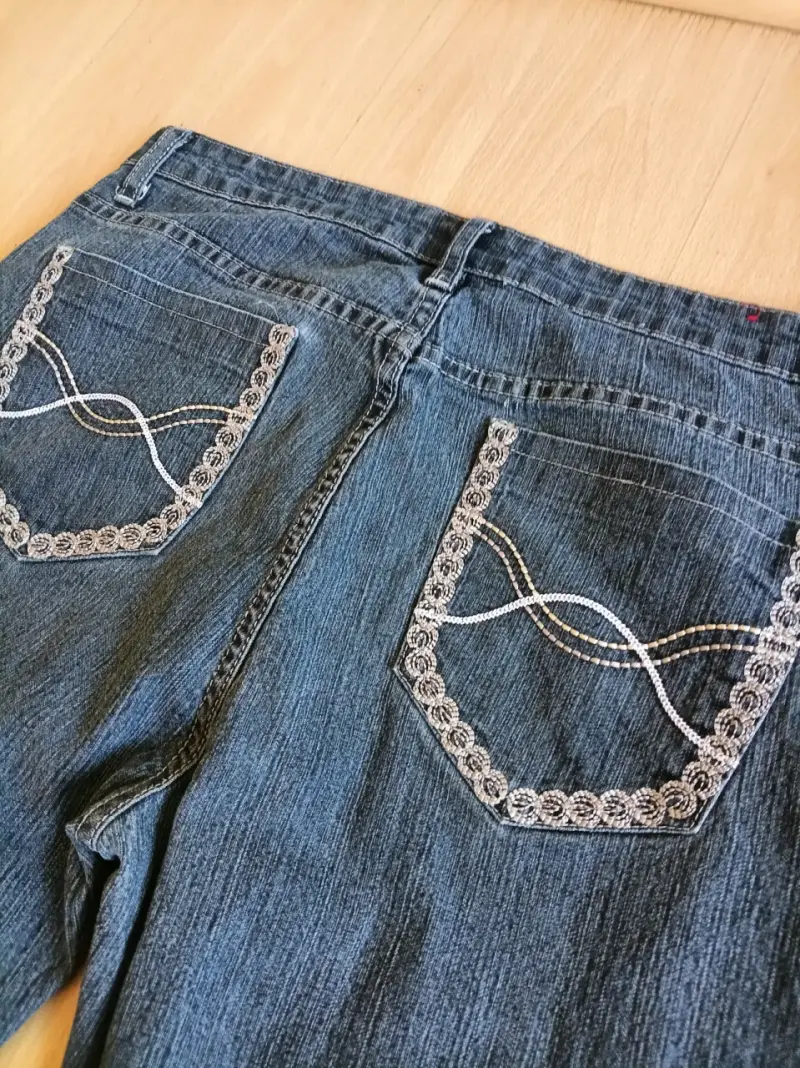 Jeans de mujer con bordado en bolsillos - 2