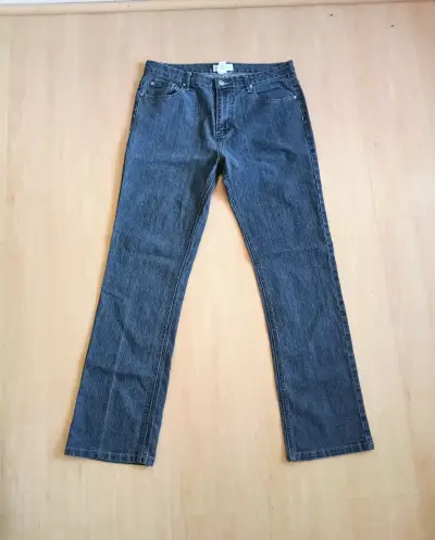 Jeans de mujer con bordado en bolsillos - miniatura 3