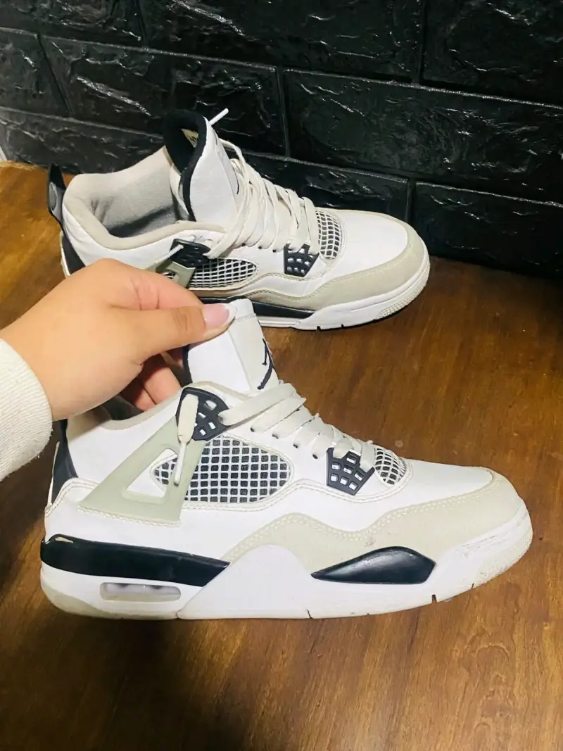 Zapatillas deportivas blancas con detalles negros - 2