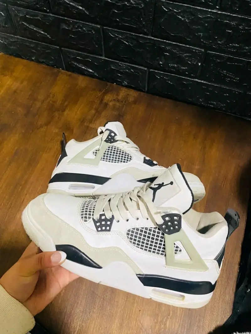 Zapatillas deportivas blancas con detalles negros - 3