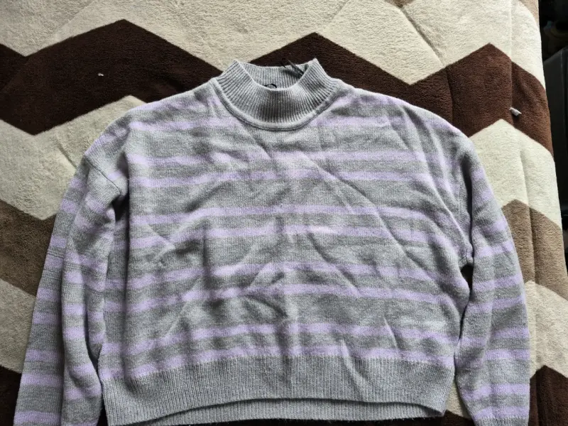 Suéter de rayas gris y lila para mujer