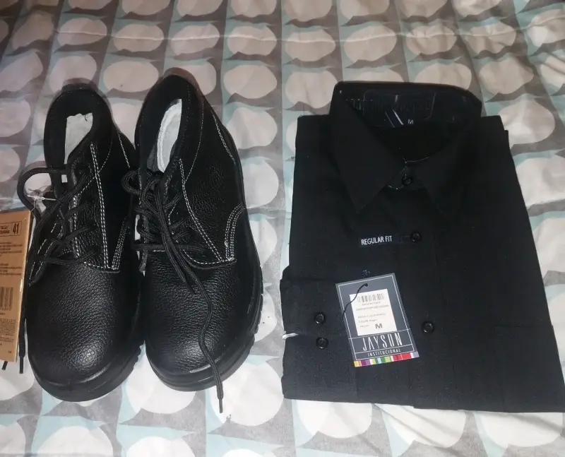 Zapatos de seguridad negros y camisa negra talla M