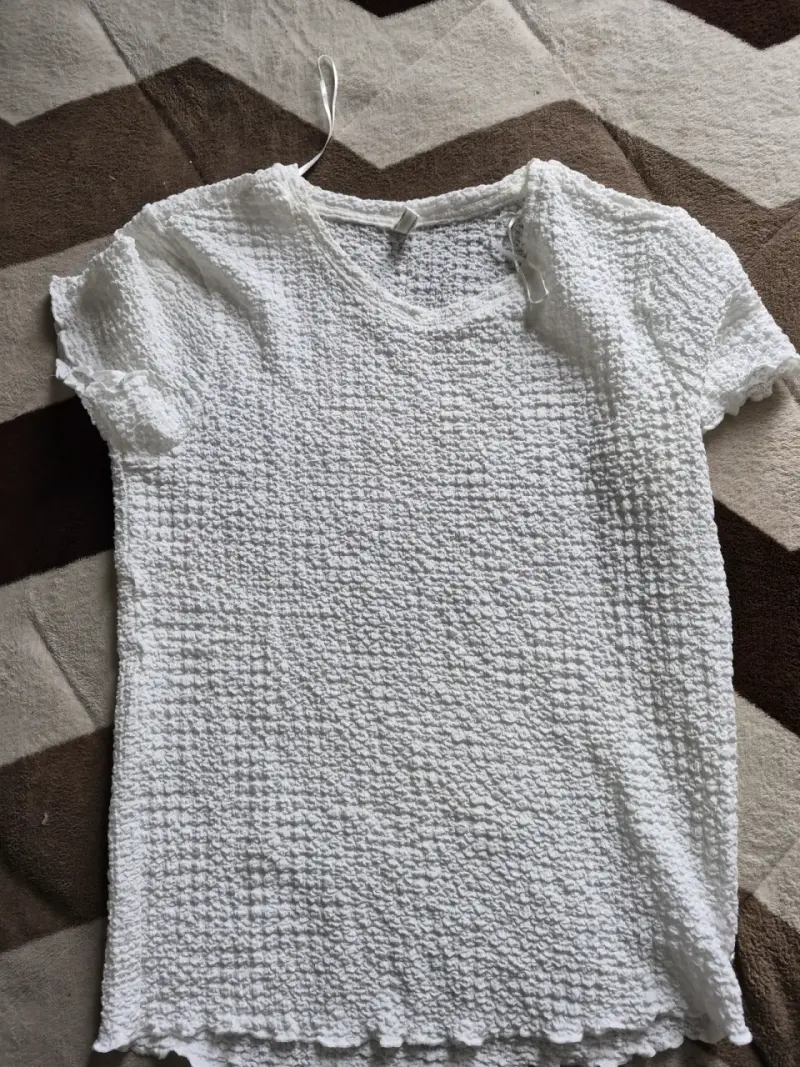 Polera blanca de textura arrugada para mujer