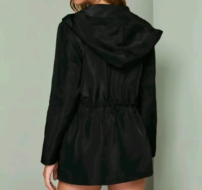 Cortaviento negro con capucha para mujer - 1