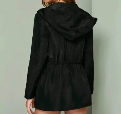 Cortaviento negro con capucha para mujer - miniatura 1
