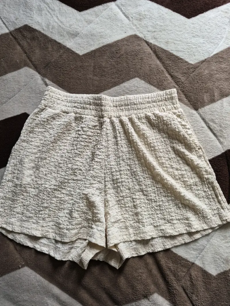 Shorts de tela texturizada beige para mujer