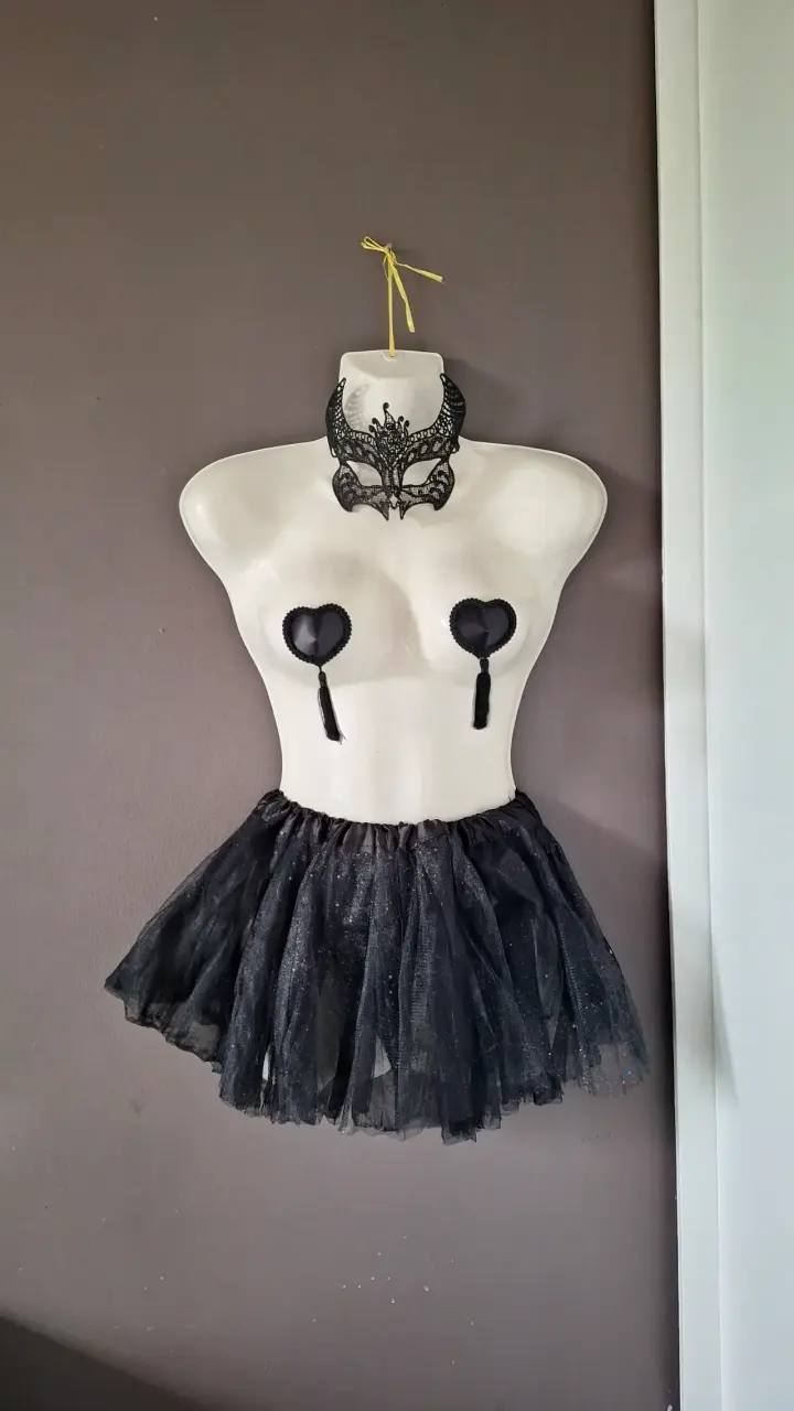 Conjunto de lencería negra con máscara - 1