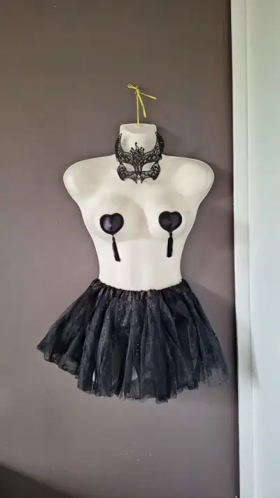 Conjunto de lencería negra con máscara - miniatura 1