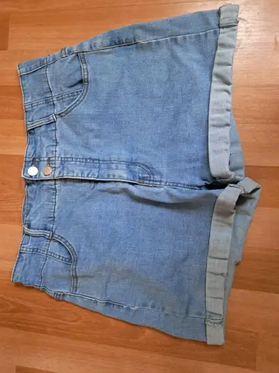 Shorts de mezclilla azul claro para mujer - miniatura 1