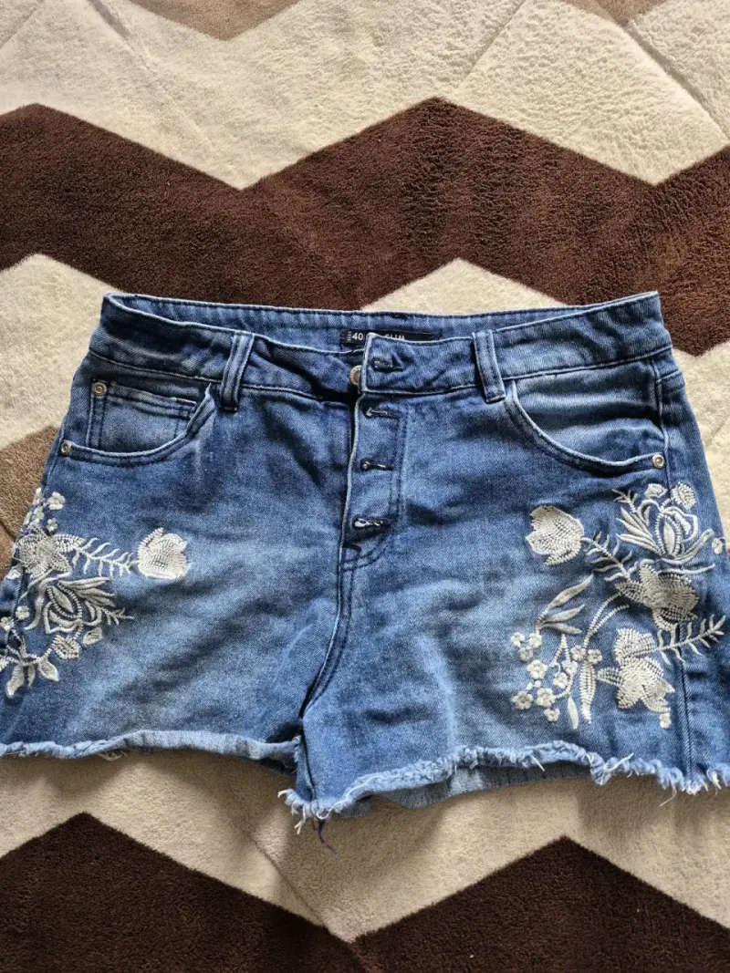 Shorts de mezclilla bordados para mujer