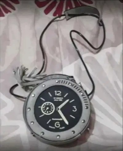 Cartera espaciosa con diseño de reloj - miniatura 1