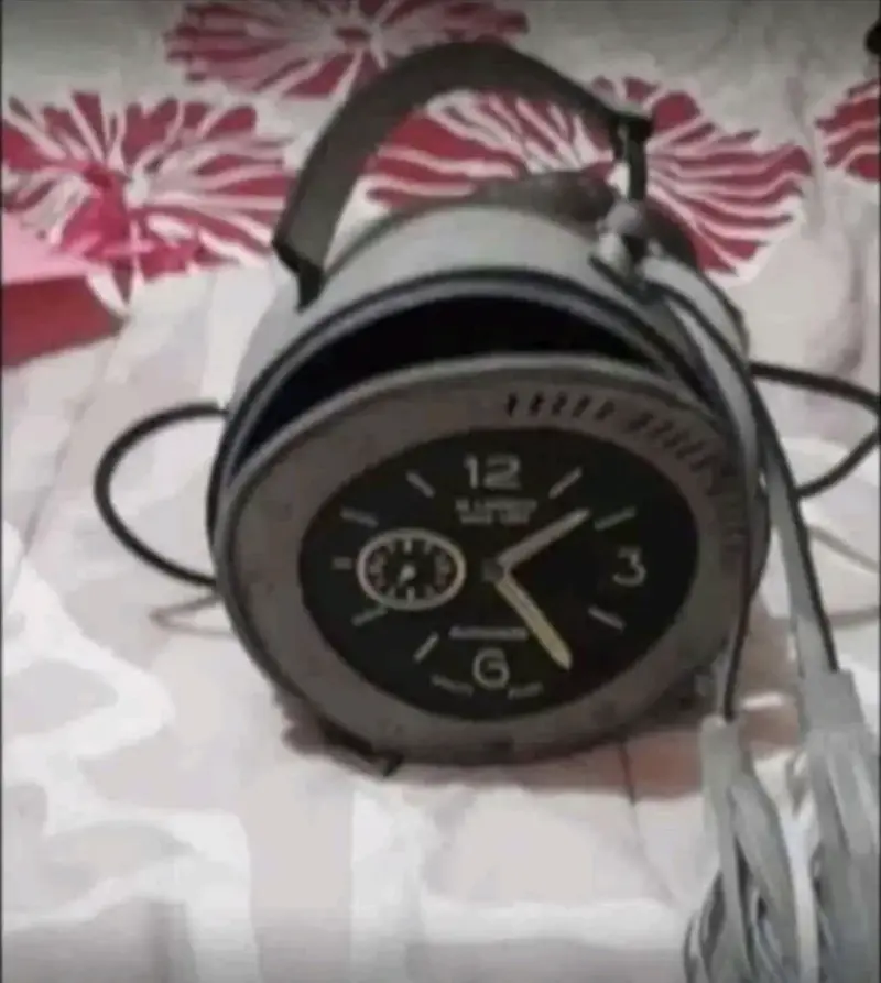 Cartera espaciosa con diseño de reloj - 3