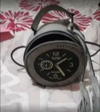 Cartera espaciosa con diseño de reloj - miniatura 3