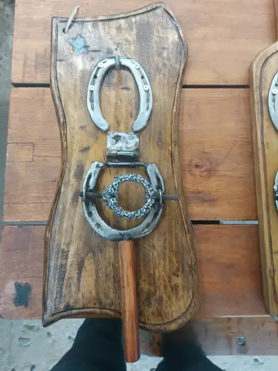 Decoración de madera con herraduras estilo rústico - miniatura 1