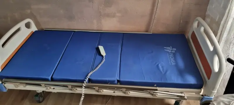 Cama clínica eléctrica Promsa con control remoto 4 - 2