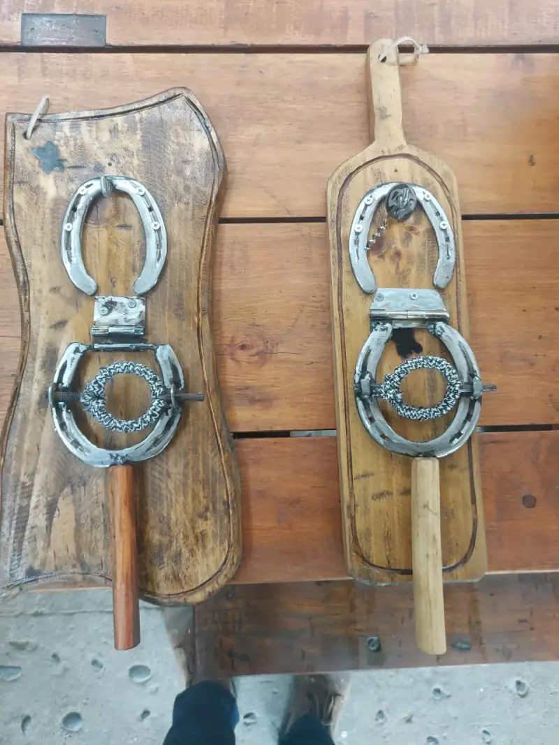 Decoración de madera con herraduras estilo rústico - 2