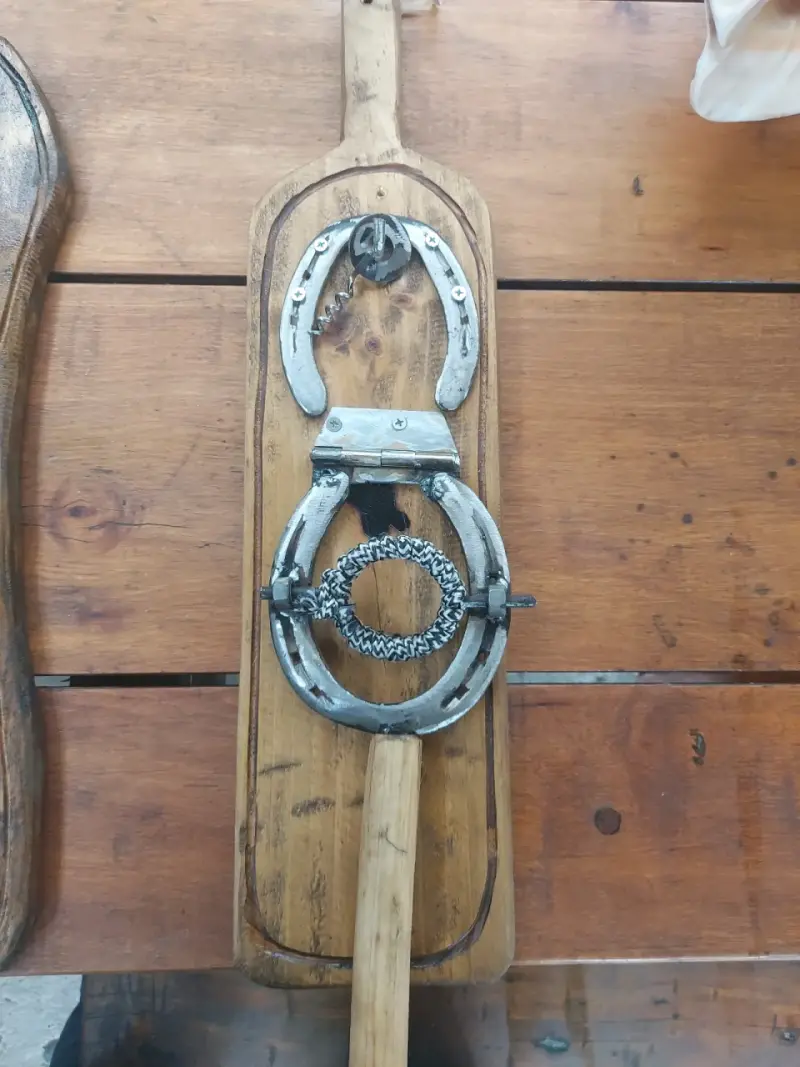 Decoración de madera con herraduras estilo rústico - 3