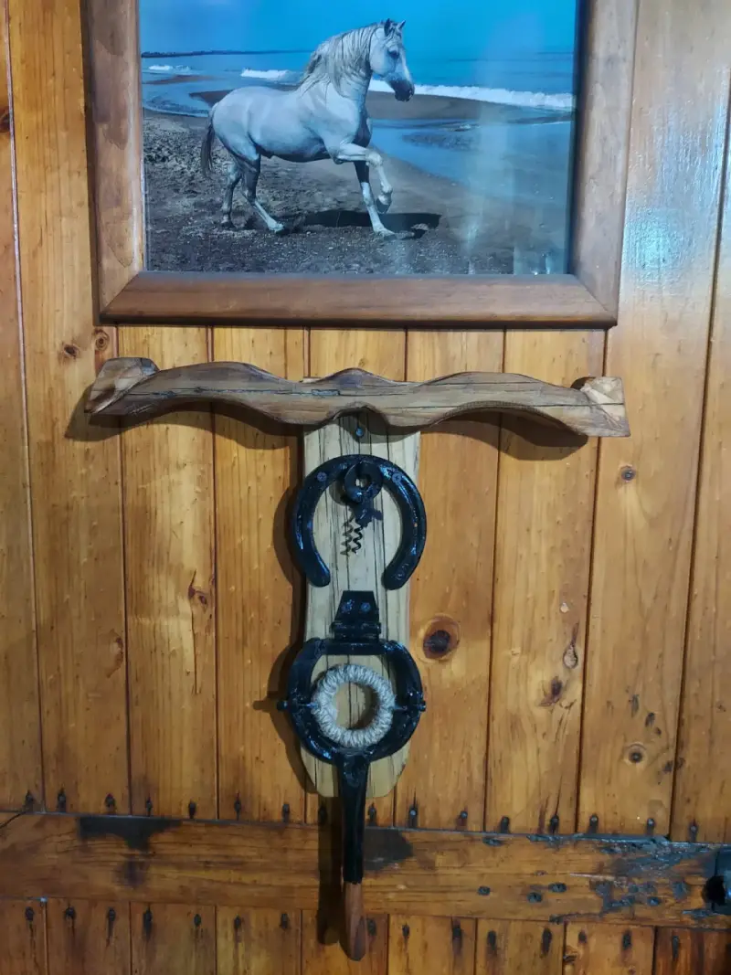 Decoración de madera con herraduras estilo rústico - 4