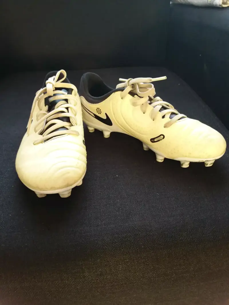Botines de fútbol Nike blancos para césped talla34