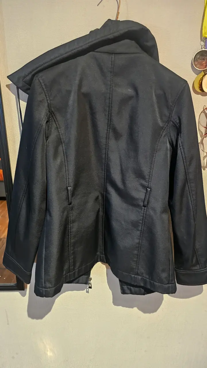 Chaqueta negra de mujer con capucha desmontable - 1