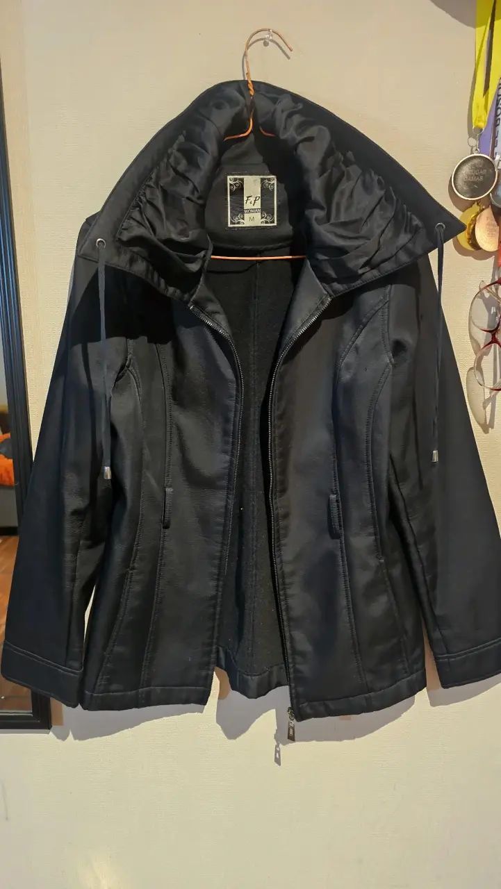 Chaqueta negra de mujer con capucha desmontable - 2