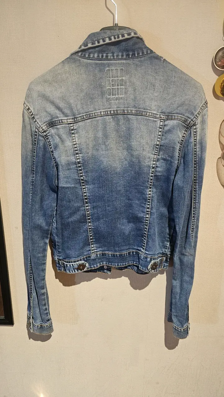 Chaqueta de mezclilla azul desgastada para mujer - 1
