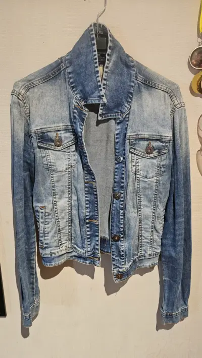 Chaqueta de mezclilla azul desgastada para mujer - miniatura 3