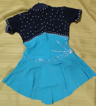 Vestido de patinaje artístico con brillantes - miniatura 3