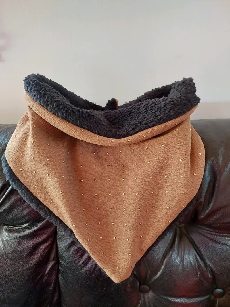 Bandana con forro polar y diseño de puntos