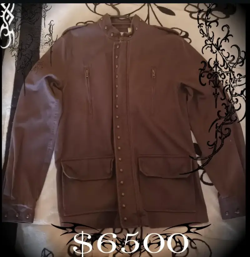 Chaqueta cafe con detalles dorados