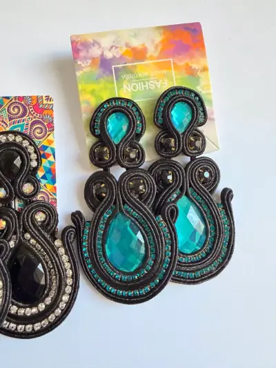 Pendientes artesanales con piedras negras y turquesas - miniatura 3