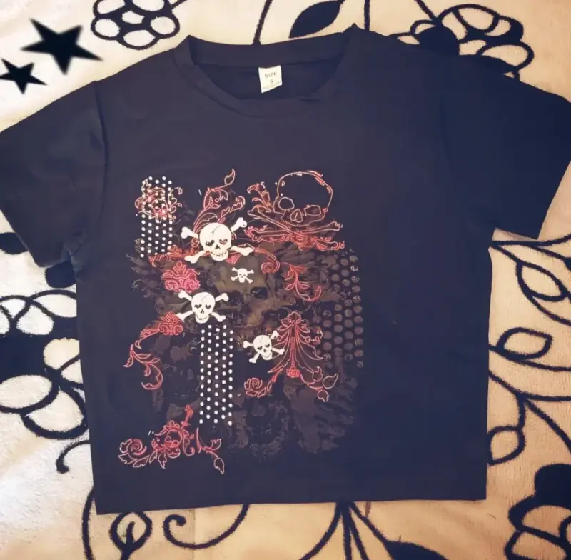 Polera corta negra Y2K con diseño Gfafico