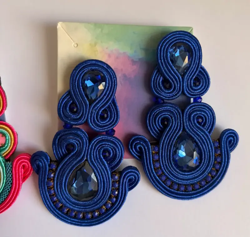 Pendientes artesanales de soutache azul y multicolor - 1