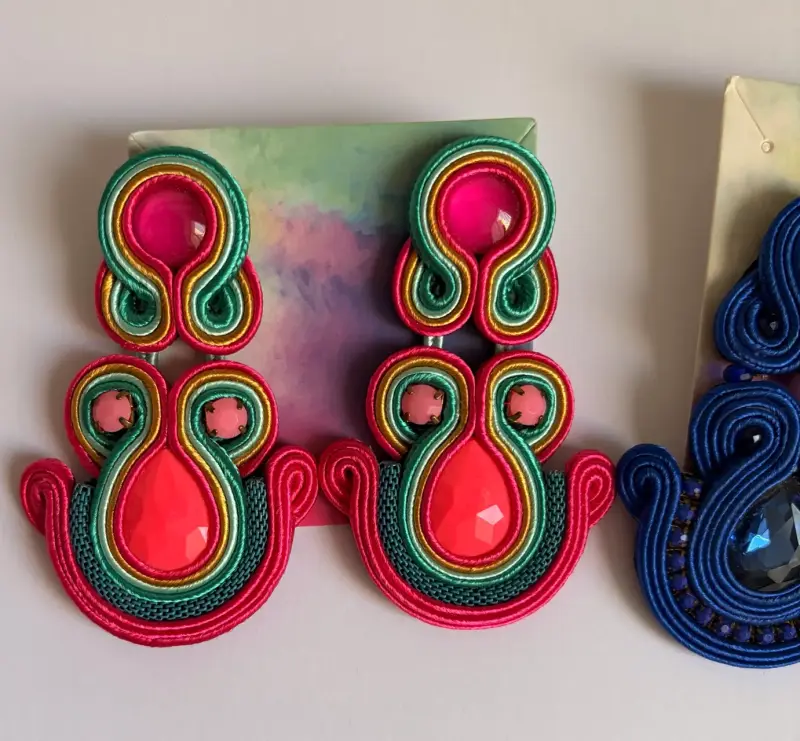 Pendientes artesanales de soutache azul y multicolor - 2