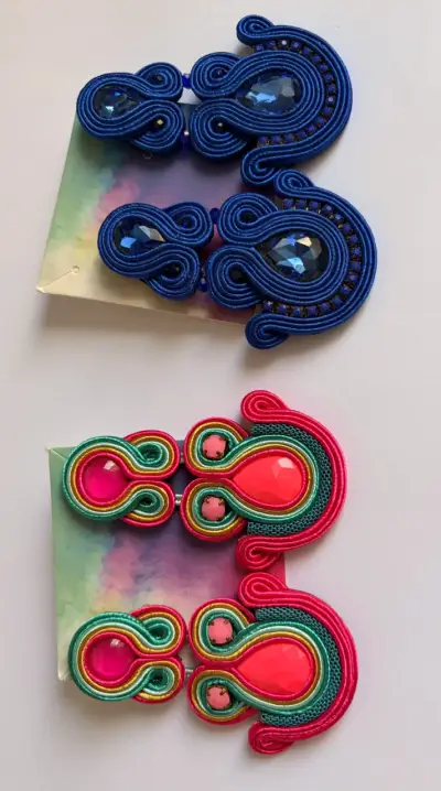 Pendientes artesanales de soutache azul y multicolor - miniatura 4