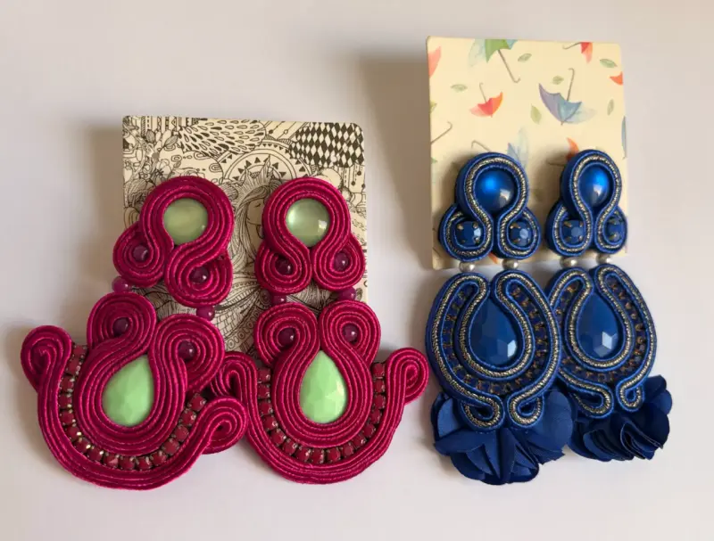 Set de aros artesanales en fucsia y azul - 1