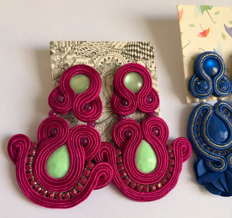 Set de aros artesanales en fucsia y azul - 2