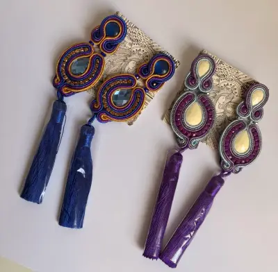 Pendientes artesanales con borlas azules y moradas - miniatura 1