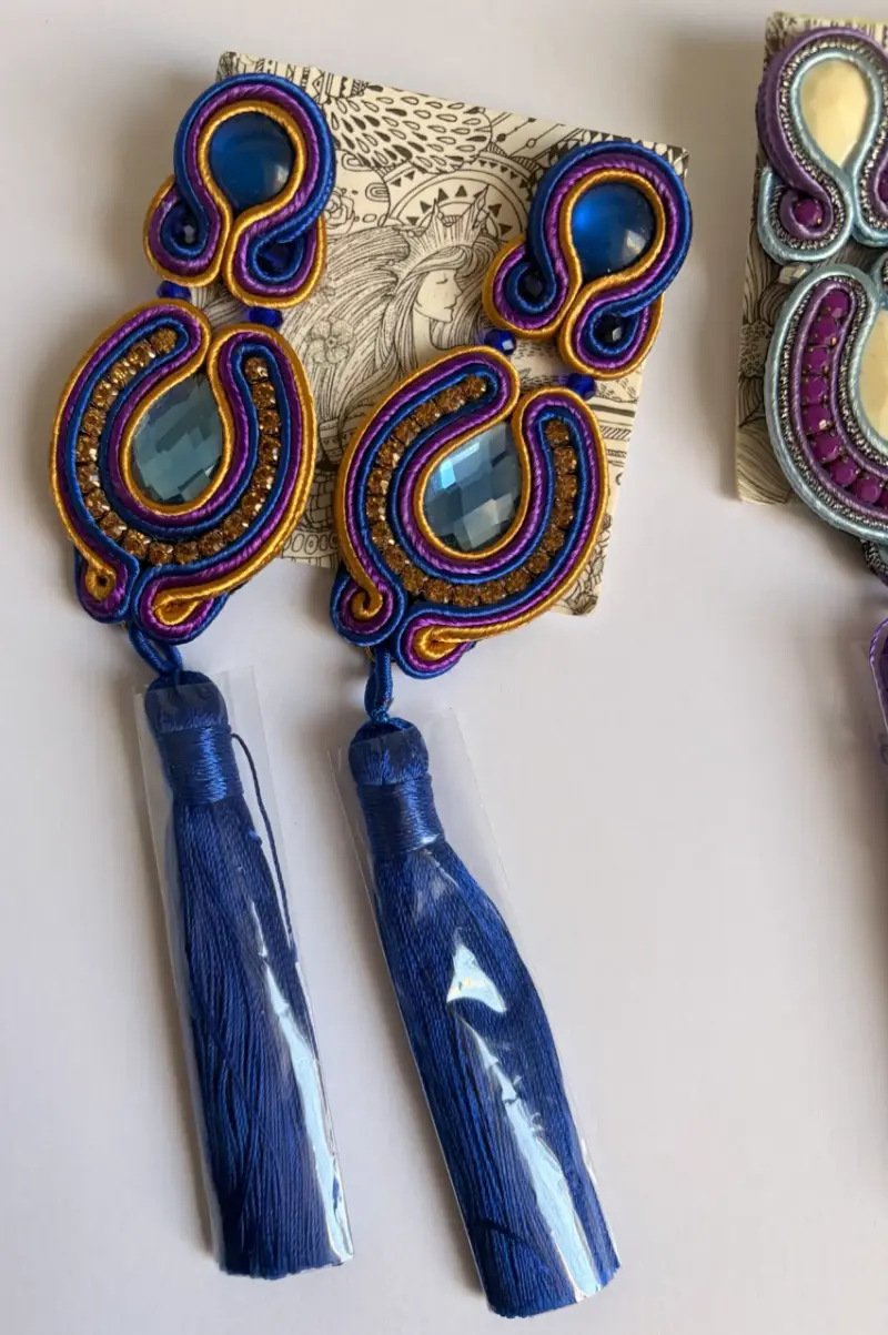 Pendientes artesanales con borlas azules y moradas - 2
