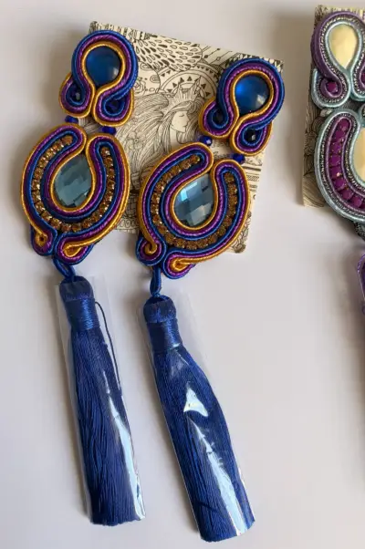 Pendientes artesanales con borlas azules y moradas - miniatura 2