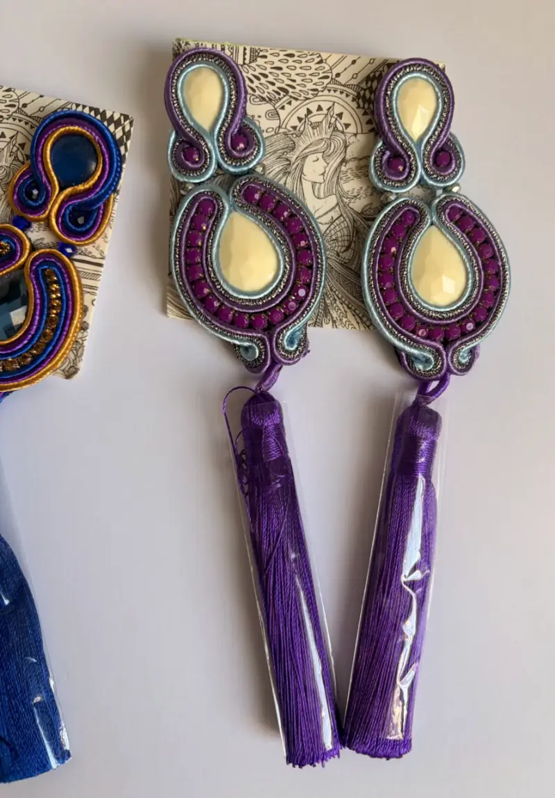 Pendientes artesanales con borlas azules y moradas - 3