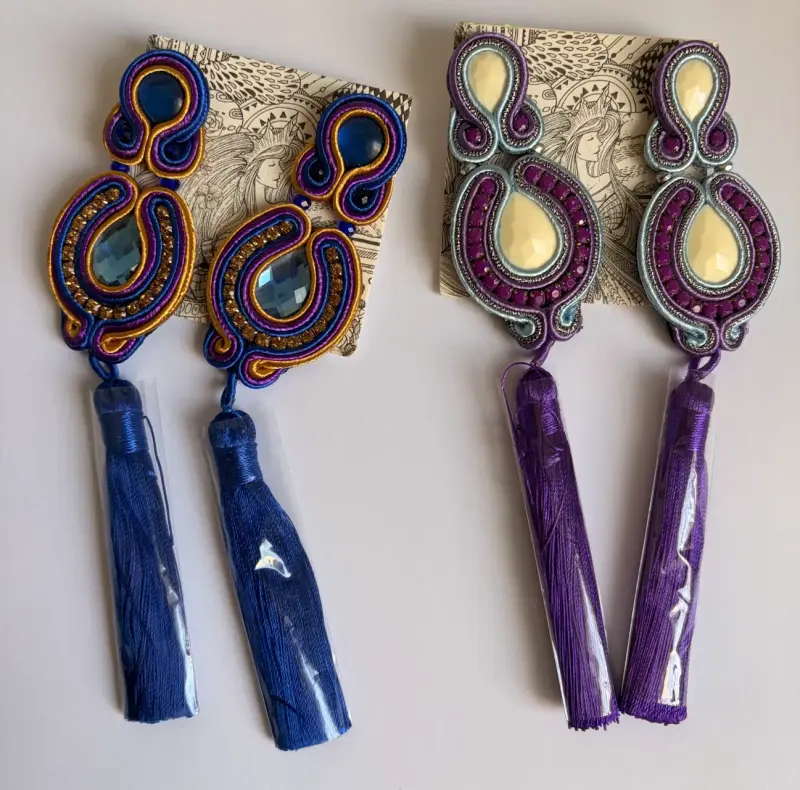 Pendientes artesanales con borlas azules y moradas - 4