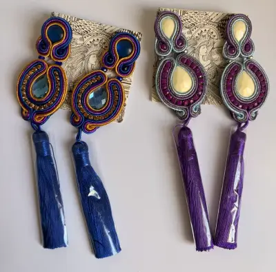 Pendientes artesanales con borlas azules y moradas - miniatura 4