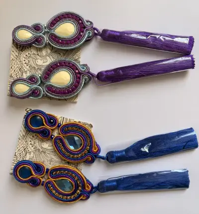 Pendientes artesanales con borlas azules y moradas - miniatura 5