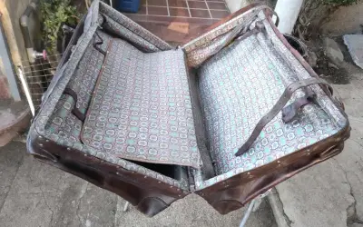 Maleta antigua de cuero repujado a mano - miniatura 3