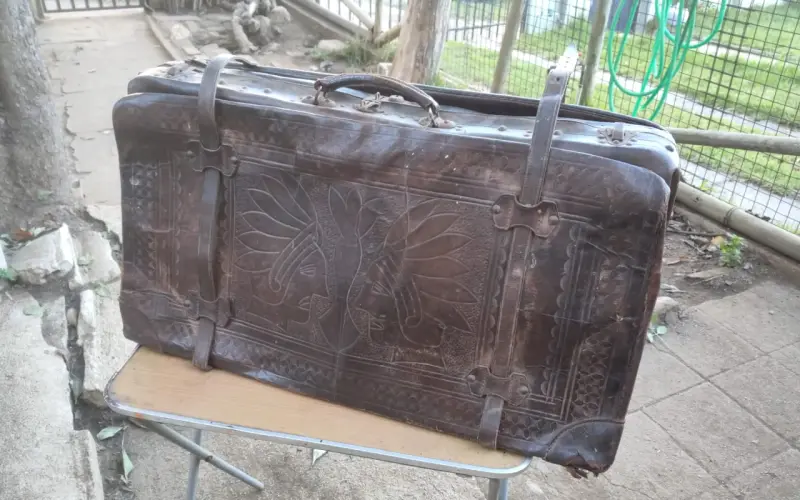 Maleta antigua de cuero repujado a mano - 4