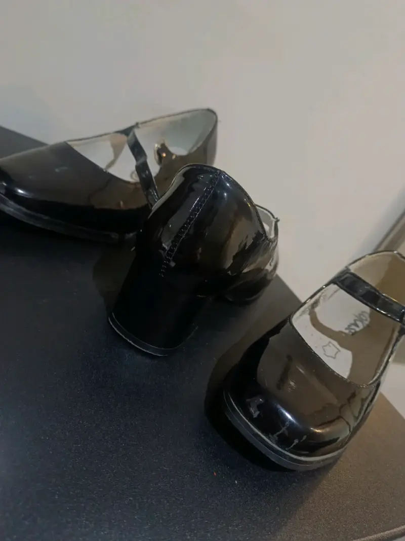 Zapatos de charol negro para niña con hebilla - 2