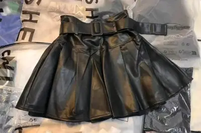 Falda corta negra de cuero sintético con botones - miniatura 2